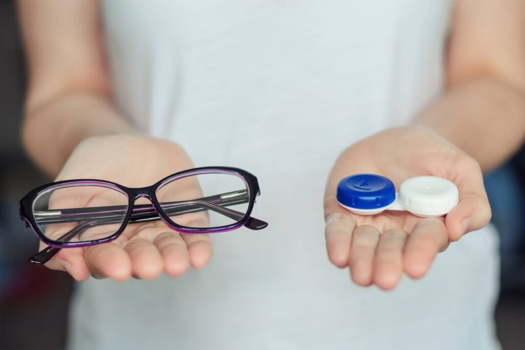 Expert vision - Choix lentilles lunettes dans les mains